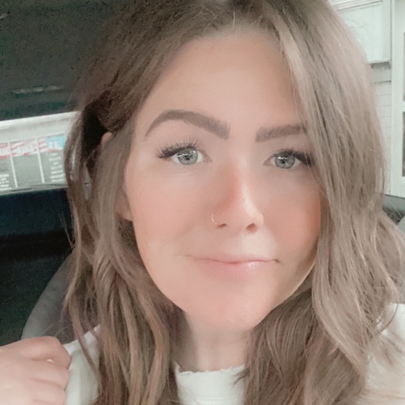 Meet your Posher, Taylor - Picture 2 of 3